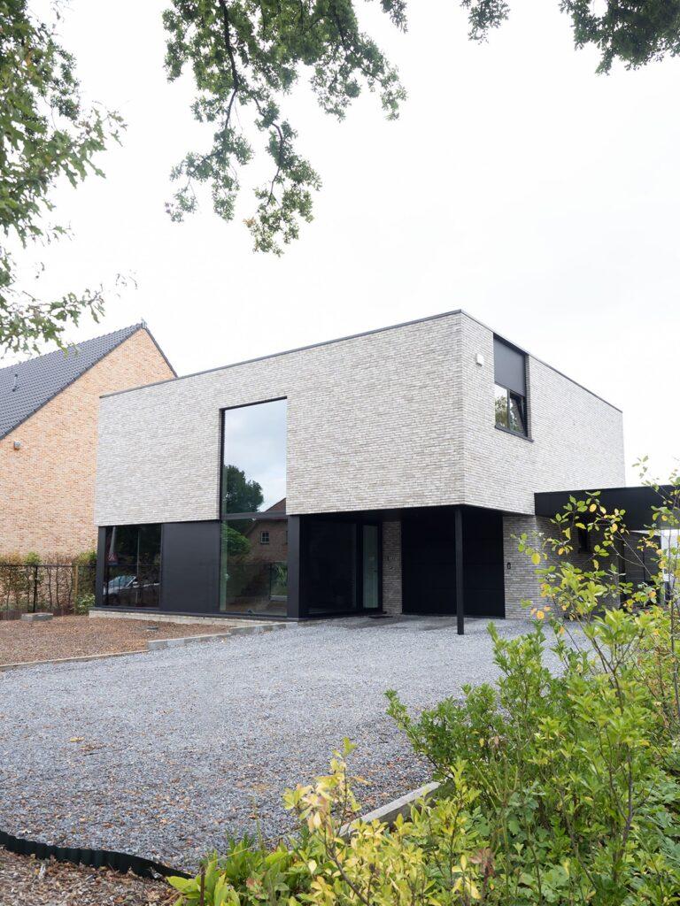 Moderne eengezinswoning met dubbele carport.